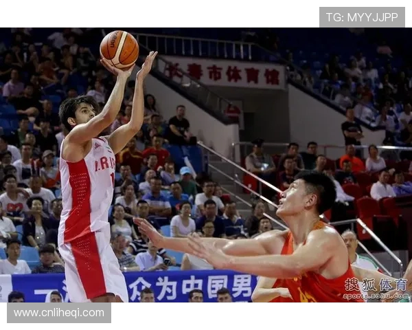 男篮红队中国迎战伊朗全力争胜展现团队精神与竞技风采