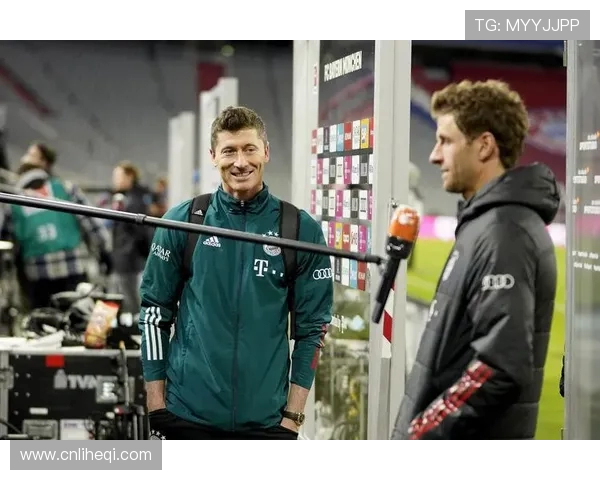 莱万重返安联球场引发拜仁球迷愤怒声讨：背叛与忘恩负义的争议之战